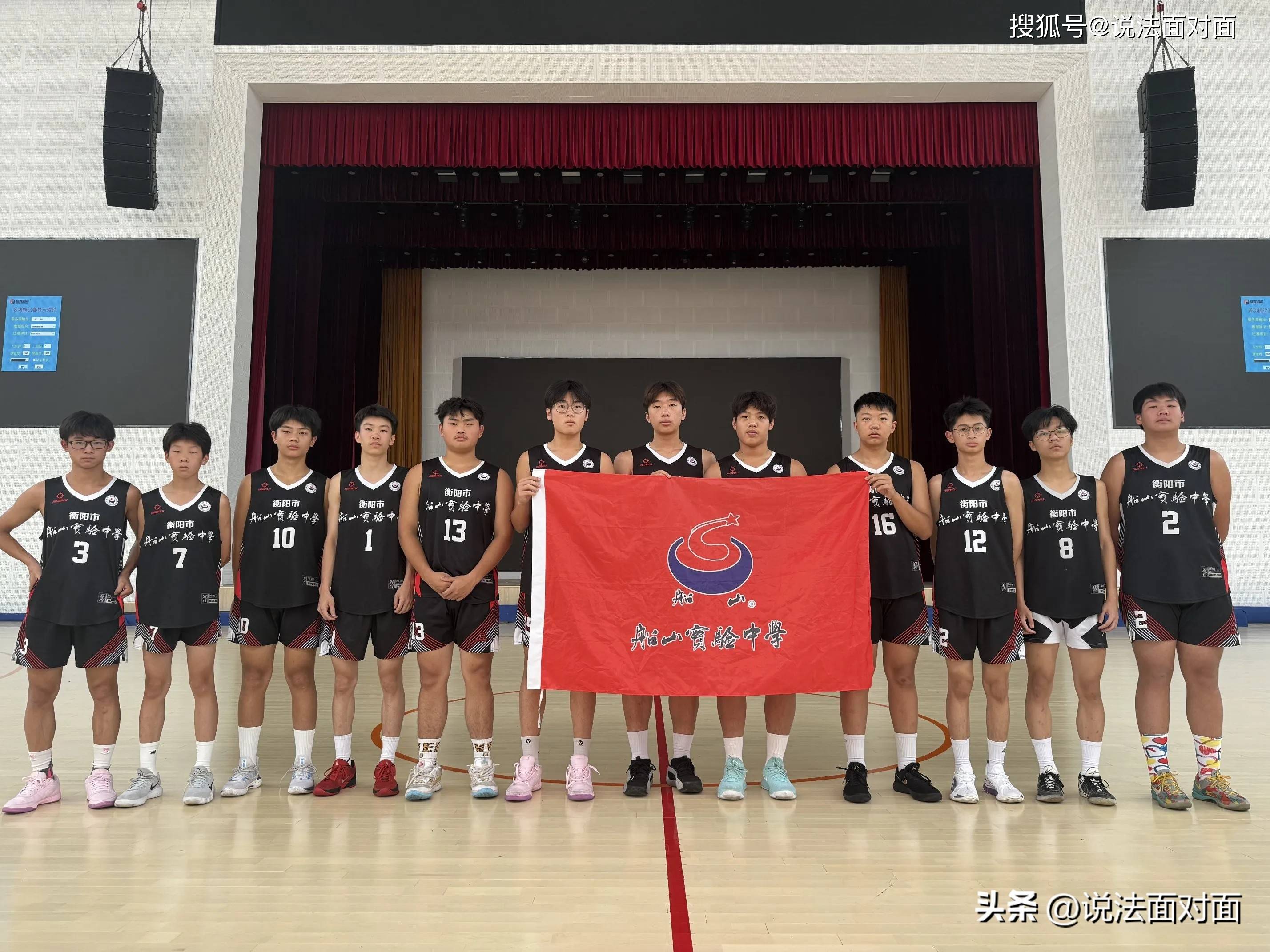 FB体育官网-球员们精神抖擞，展现顽强拼搏精神