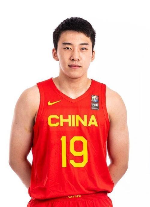 FB体育官方网站-年轻球员脱颖而出，成为球队新希望