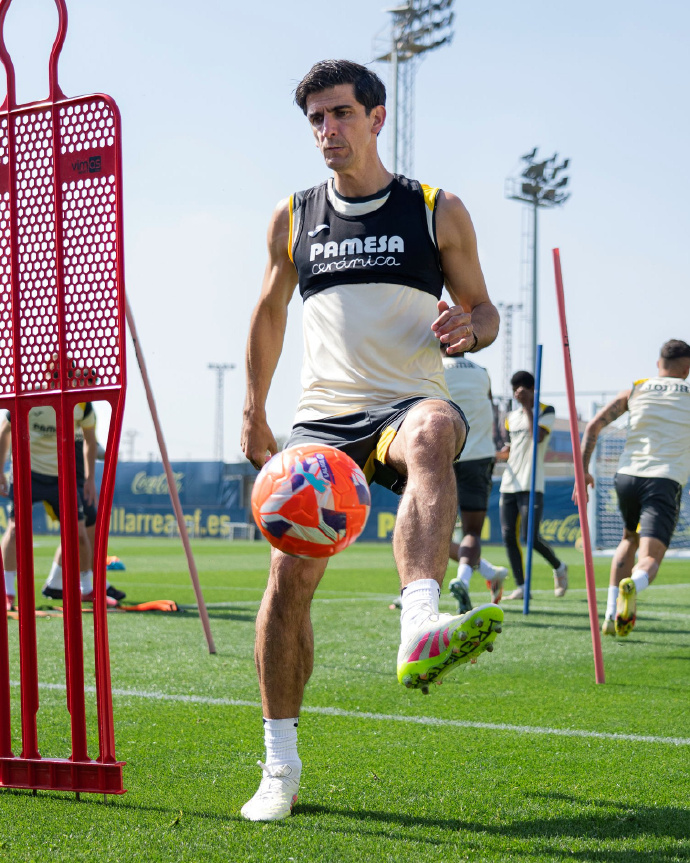 FB体育-比利亚雷亚尔球员训练营精彩瞬间分享