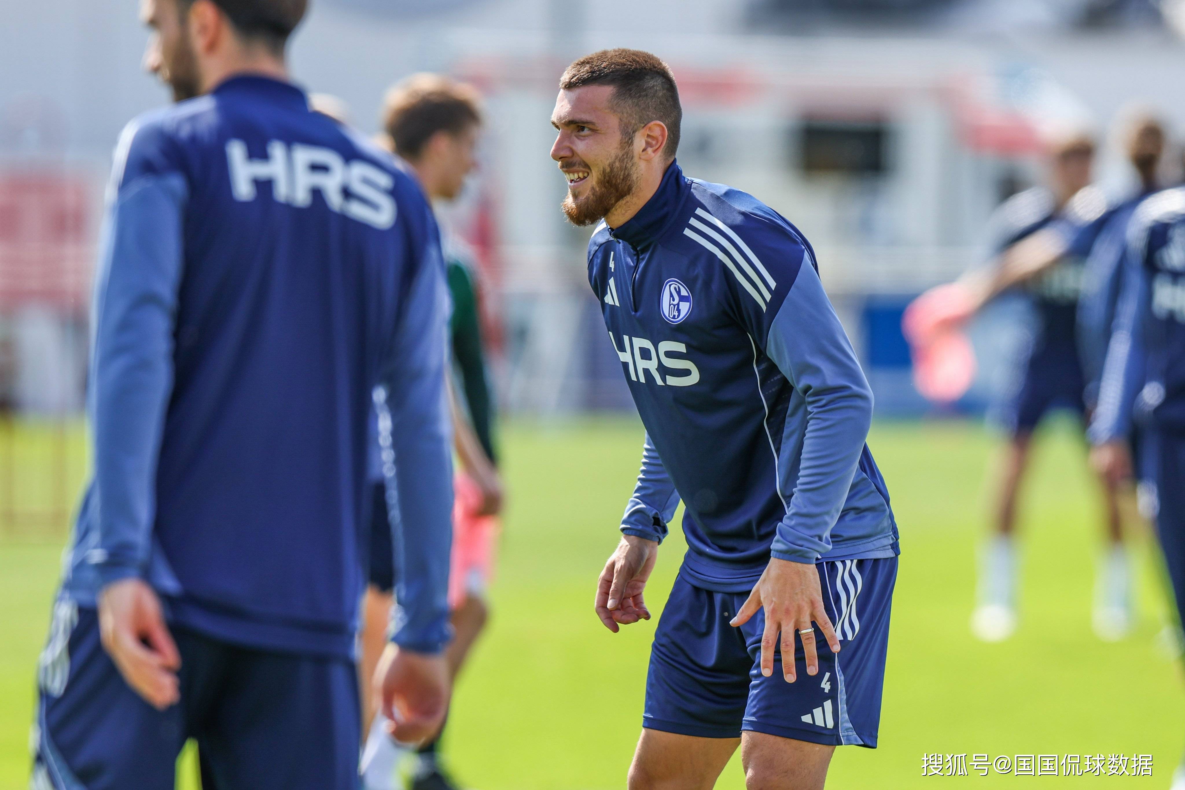 FB体育官网-沙尔克连续失利，主帅面临辞职危机